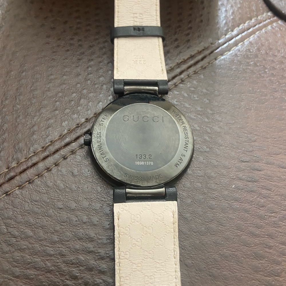 Gucci mens watch - Picture 10 of 11